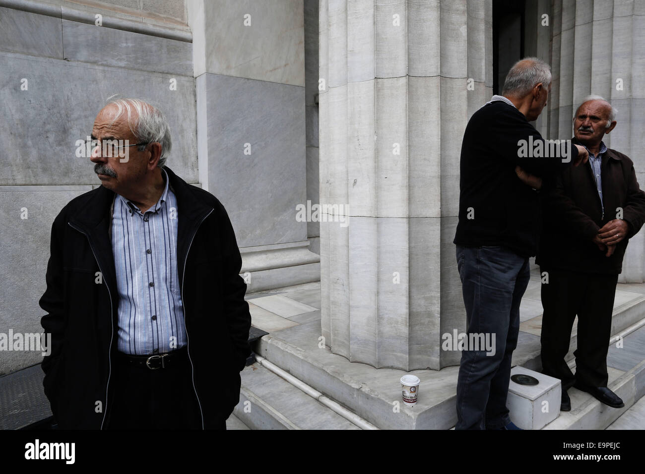 Thessalonique, Grèce. 31 octobre, 2014. Les porteurs d'manifestation devant la Banque de Grèce. À l'occasion de l'épargne mondiale Journée environ 50 petits obligataires qui ont subi des pertes importantes au cours de l'énorme dette publique radiation sur 2012, affirment avoir été trompés par le gouvernement et demandent une indemnisation. Thessalonique, Grèce le 31 octobre 2014. Credit : Konstantinos Tsakalidis/Alamy Live News Banque D'Images