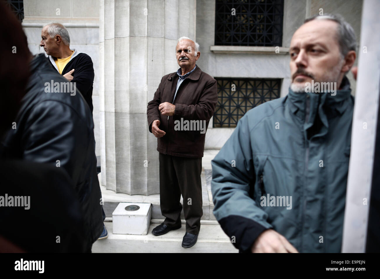 Thessalonique, Grèce. 31 octobre, 2014. Les porteurs d'manifestation devant la Banque de Grèce. À l'occasion de l'épargne mondiale Journée environ 50 petits obligataires qui ont subi des pertes importantes au cours de l'énorme dette publique radiation sur 2012, affirment avoir été trompés par le gouvernement et demandent une indemnisation. Thessalonique, Grèce le 31 octobre 2014. Credit : Konstantinos Tsakalidis/Alamy Live News Banque D'Images