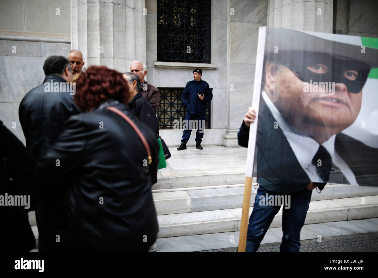 Thessalonique, Grèce. 31 octobre, 2014. Les porteurs d'manifestation devant la Banque de Grèce. À l'occasion de l'épargne mondiale Journée environ 50 petits obligataires qui ont subi des pertes importantes au cours de l'énorme dette publique radiation sur 2012, affirment avoir été trompés par le gouvernement et demandent une indemnisation. Thessalonique, Grèce le 31 octobre 2014. Credit : Konstantinos Tsakalidis/Alamy Live News Banque D'Images