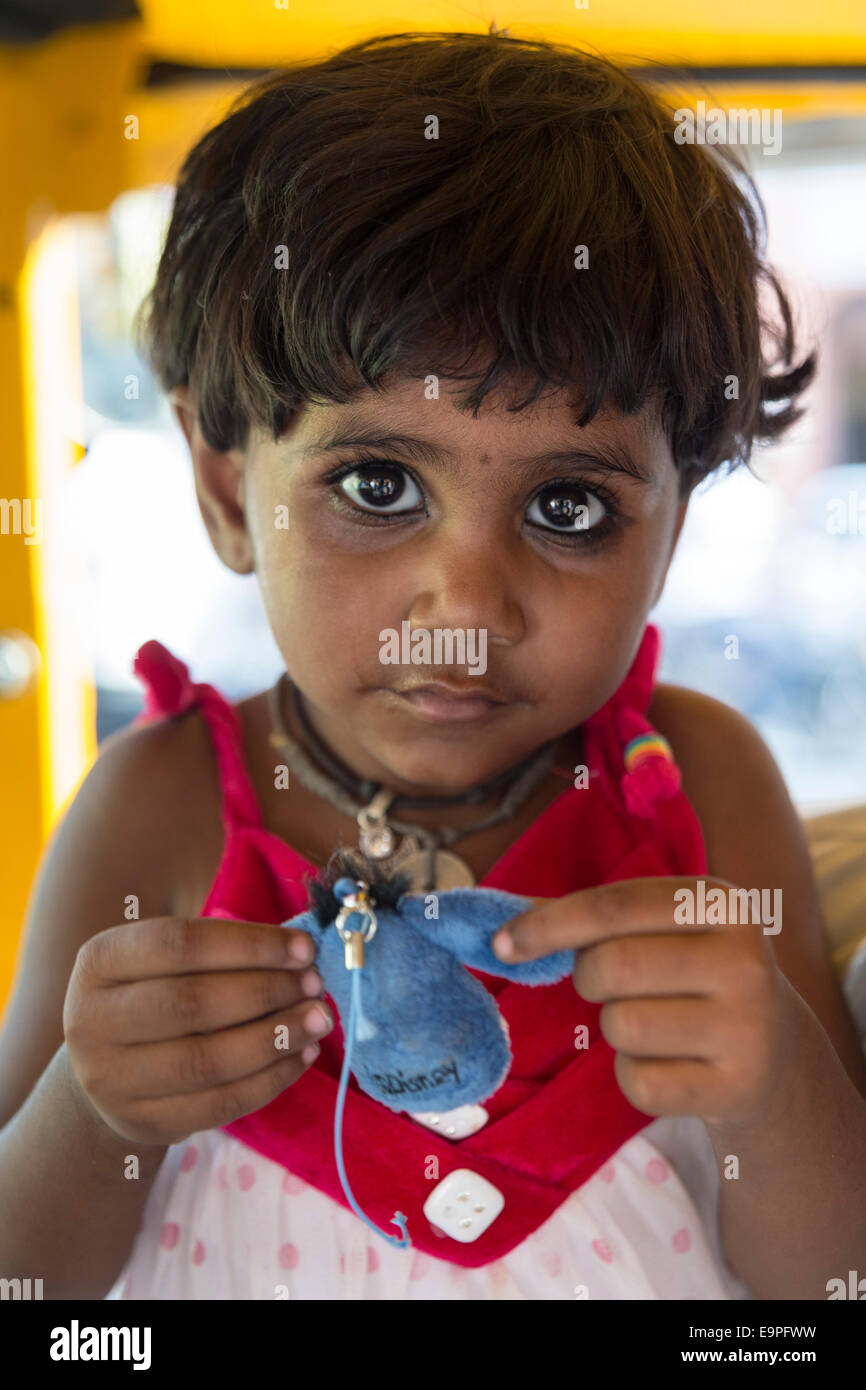 Portrait de jeune fille tenant un jouet dans ses mains. Jaipur, Rajasthan, Inde Banque D'Images