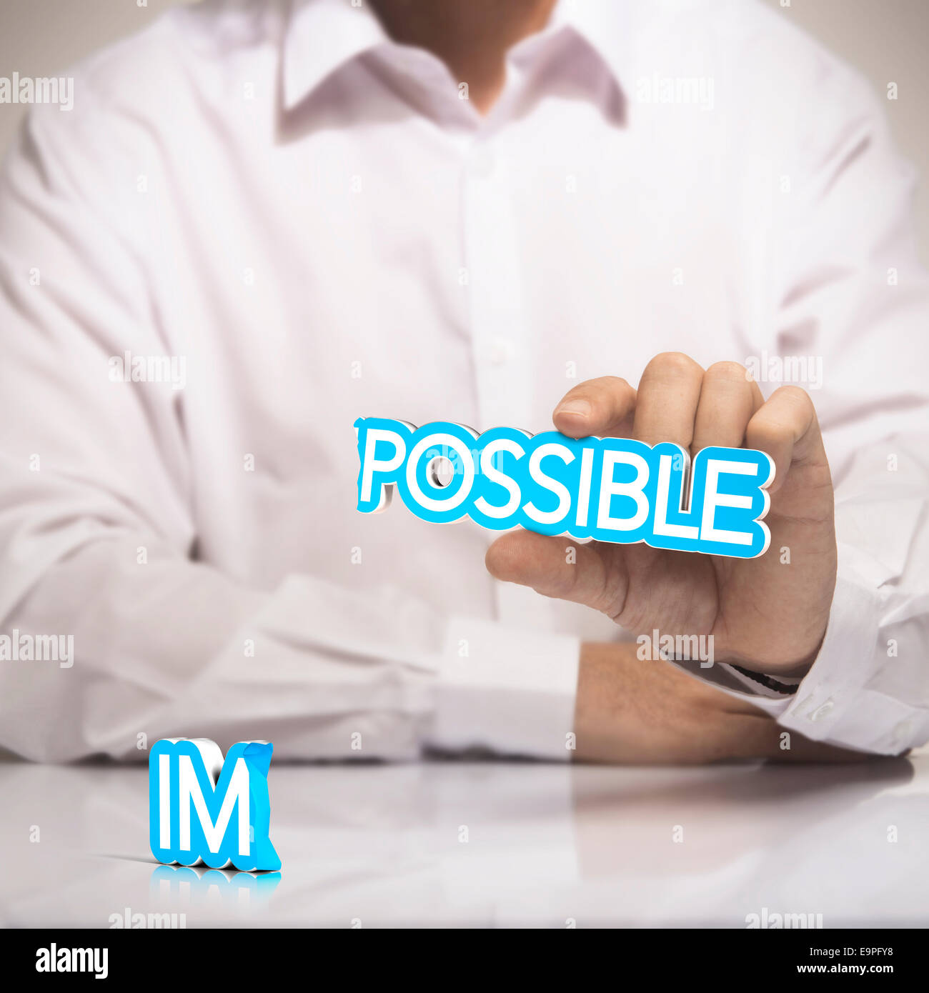 Par rapport au concept de l'impossible possible de la motivation. Un homme tenant la parole possible dans une main avec le préfixe Banque D'Images