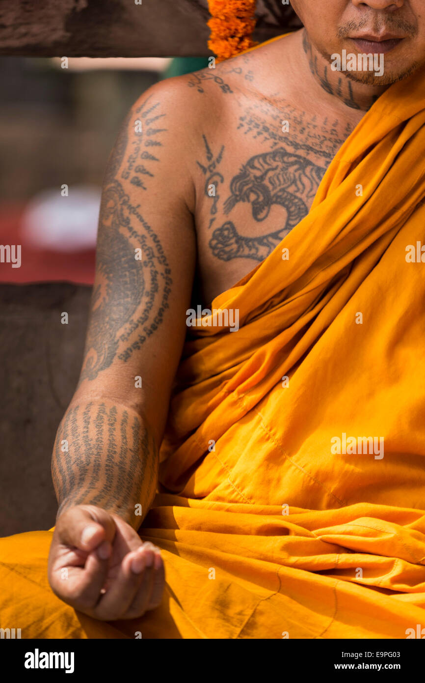 Moine au temple de la Mahabodhi tatoués, Bodhgaya, Bihar, Inde Banque D'Images