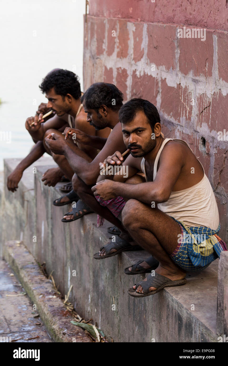 Les hommes prenant soin de leur hygiène dentaire. Kolkata, West Bengal, India Banque D'Images