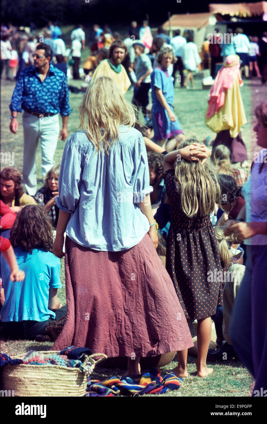 Vue arrière photo vintage de 1970 mère femme et fille 70s 1970s seventies mode regarder les gens foule à un festival de musique hippies à Barsham Fair à Beccles Suffolk Angleterre Royaume-Uni 1974 KATHY DEWITT Banque D'Images