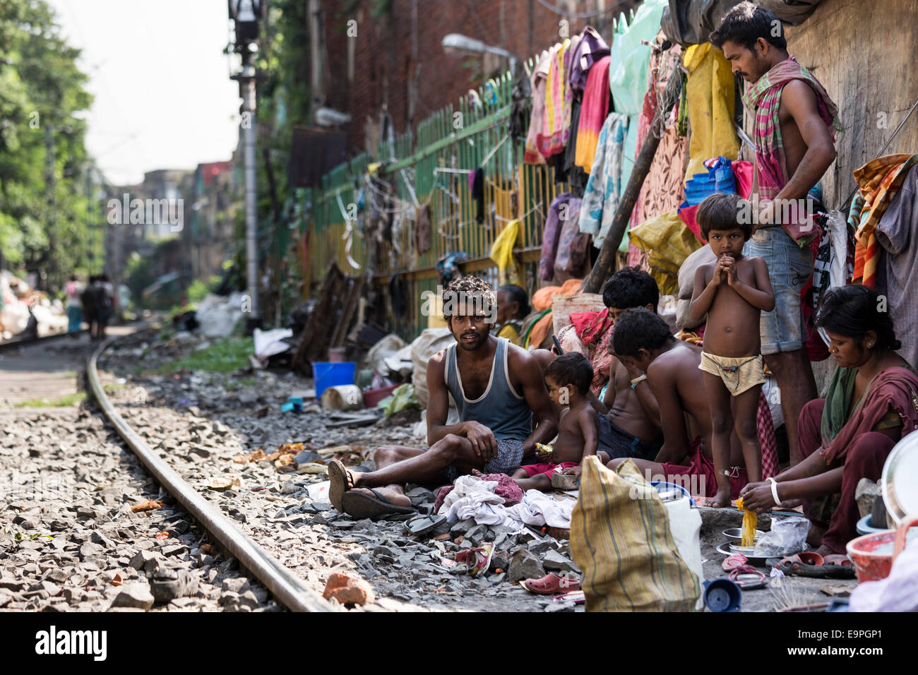 La vie de famille dans les bidonvilles le long du rail dans le Nord de Kolkata, West Bengal, India Banque D'Images