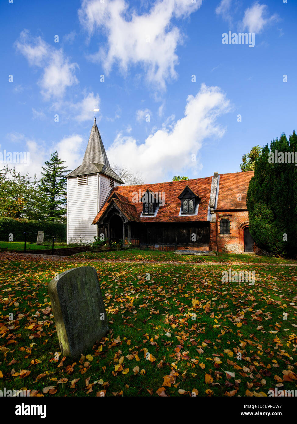Vue sur la vieille église Greensted en automne. L'Essex. Banque D'Images