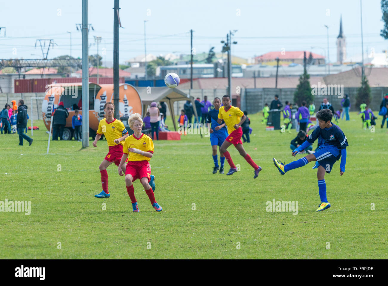L'équipe de football junior jouer dans une finale de la coupe de football des jeunes, Cape Town, Afrique du Sud Banque D'Images