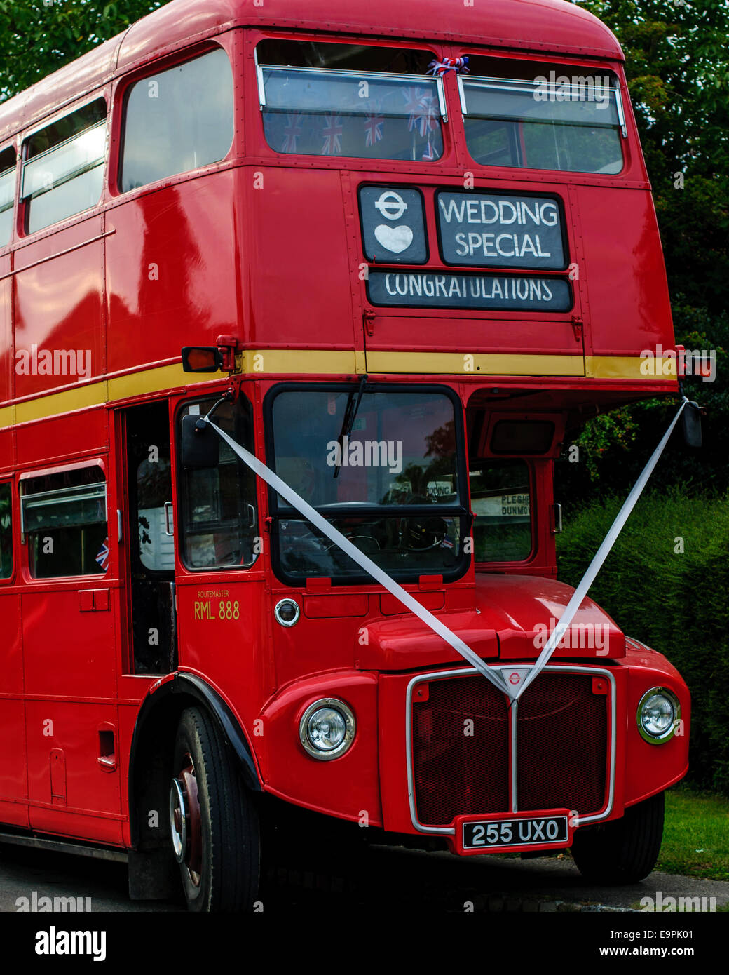 Vieux bus à impériale rouge décoré pour le mariage. Banque D'Images