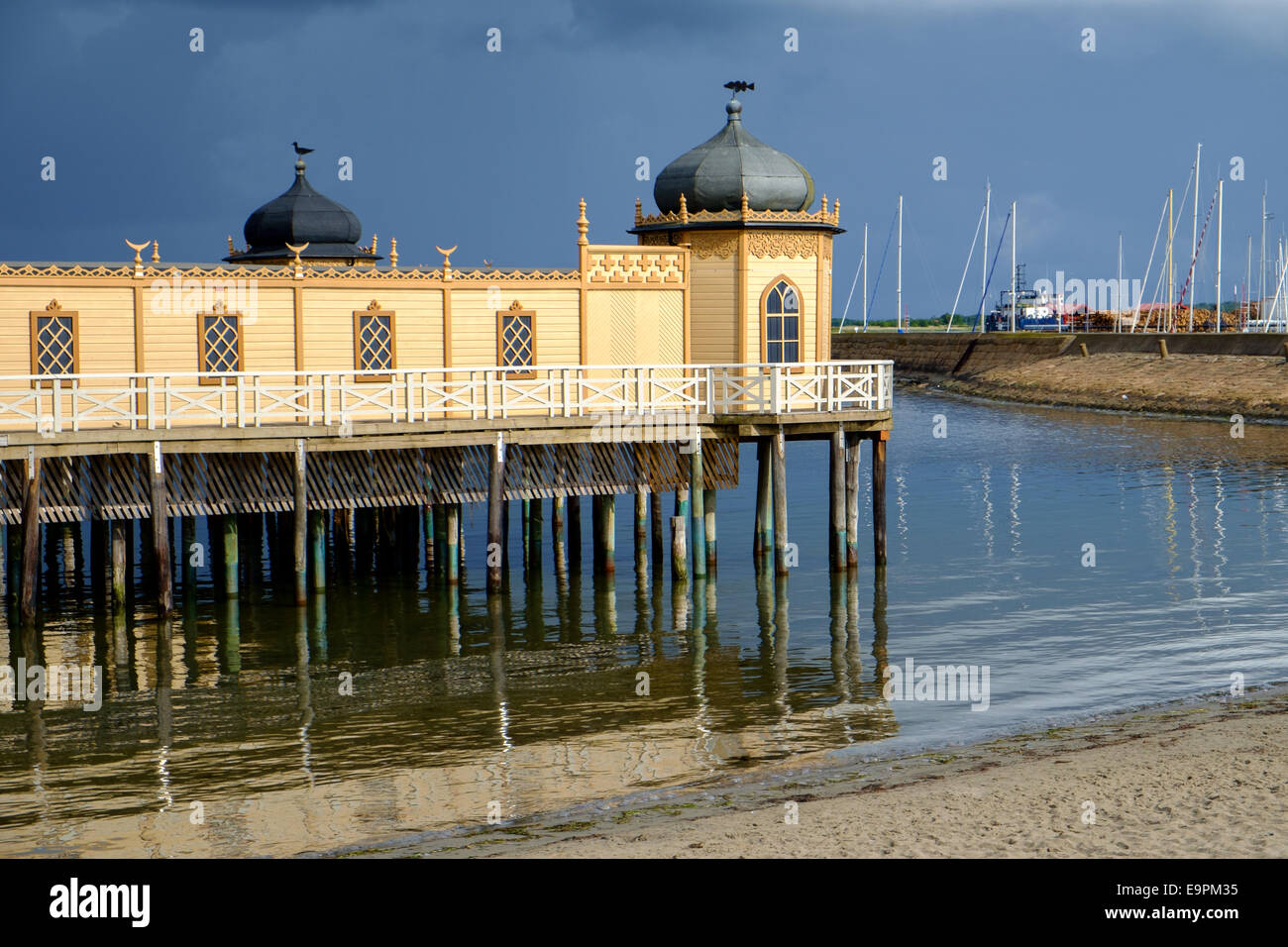 Le soleil perce les nuages sombres de briller sur le célèbre bain public à Varberg, Suède. Banque D'Images