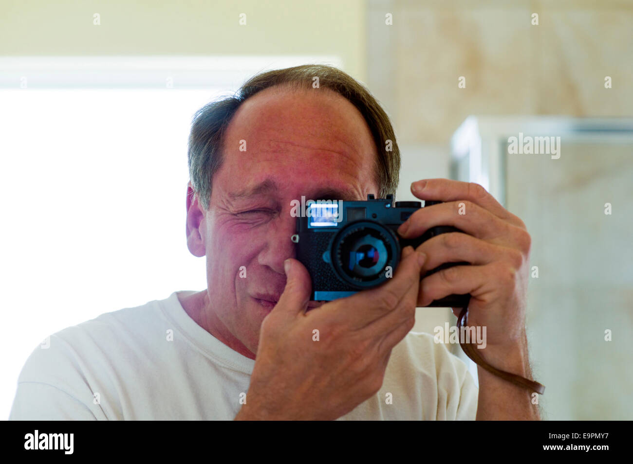 Self Portrait du photographe dans un miroir de salle de bains Banque D'Images
