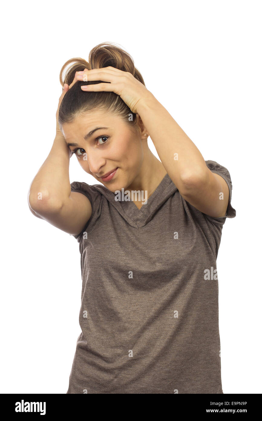 Jeune femme à la surprise et avec ses mains sur la tête sur fond blanc Banque D'Images