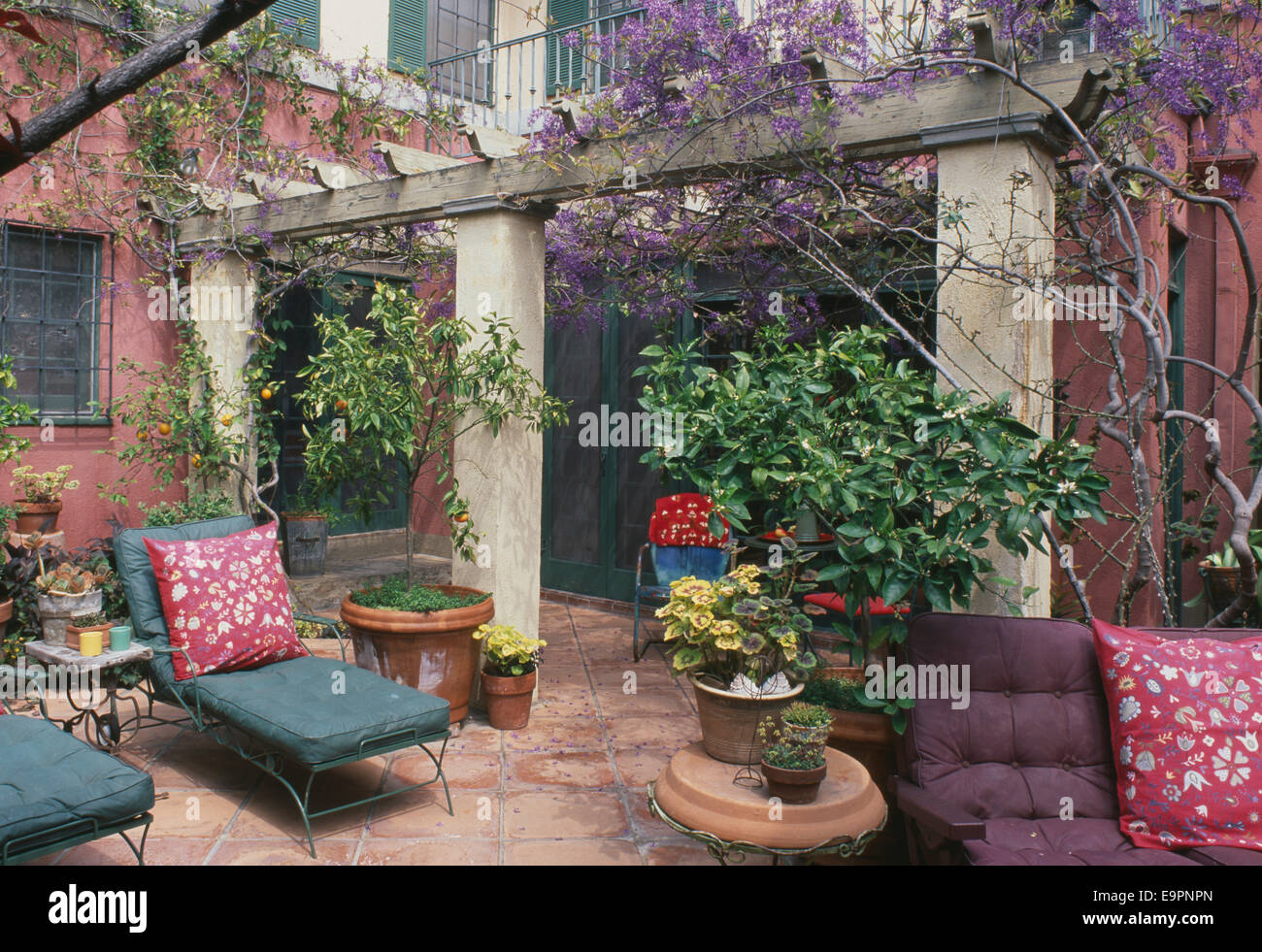 Chaises longues dans la cour de la Villa Abbondanza, Los Angeles, USA. Banque D'Images