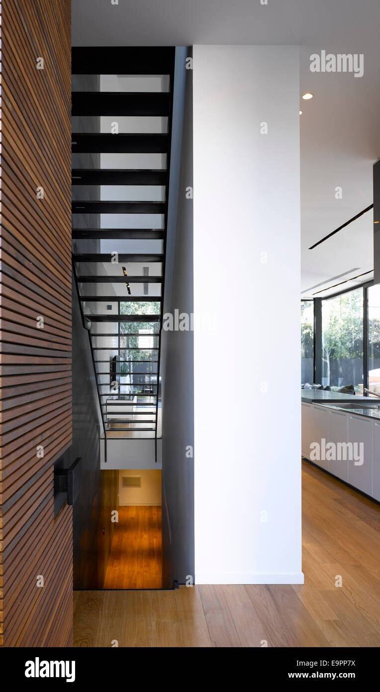 Escalier et pilier avec revêtement en bois jusqu'en chambre, Hertzelia, Israël. Banque D'Images