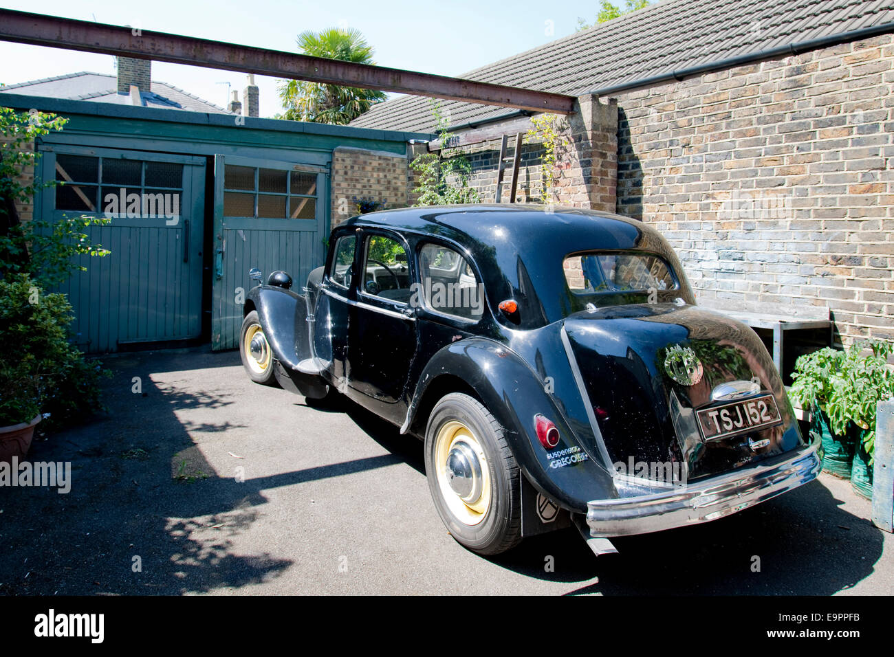 Citroen Traction Avant, restauré 1953 stationné à l'extérieur garage