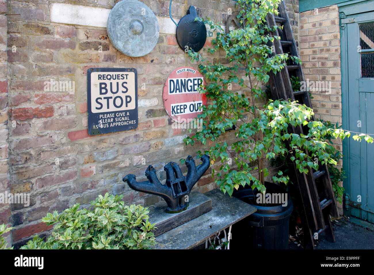 Jardin avec mur de brique des signes, Kingston upon Thames, Angleterre, RU Banque D'Images