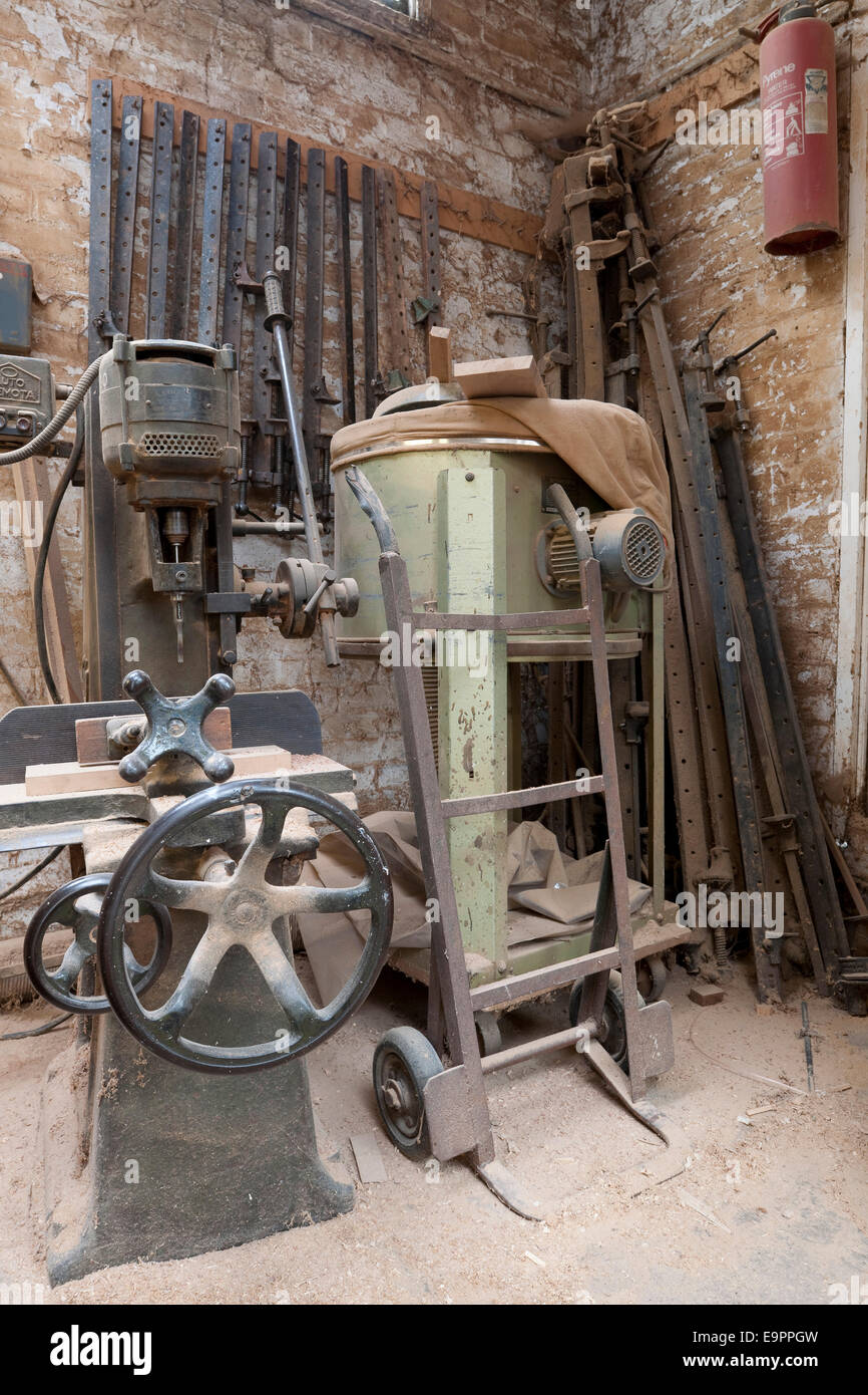 L'intérieur de l'atelier de menuiserie bois et de l'usine, Kingston upon Thames, Angleterre, Royaume-Uni. Banque D'Images