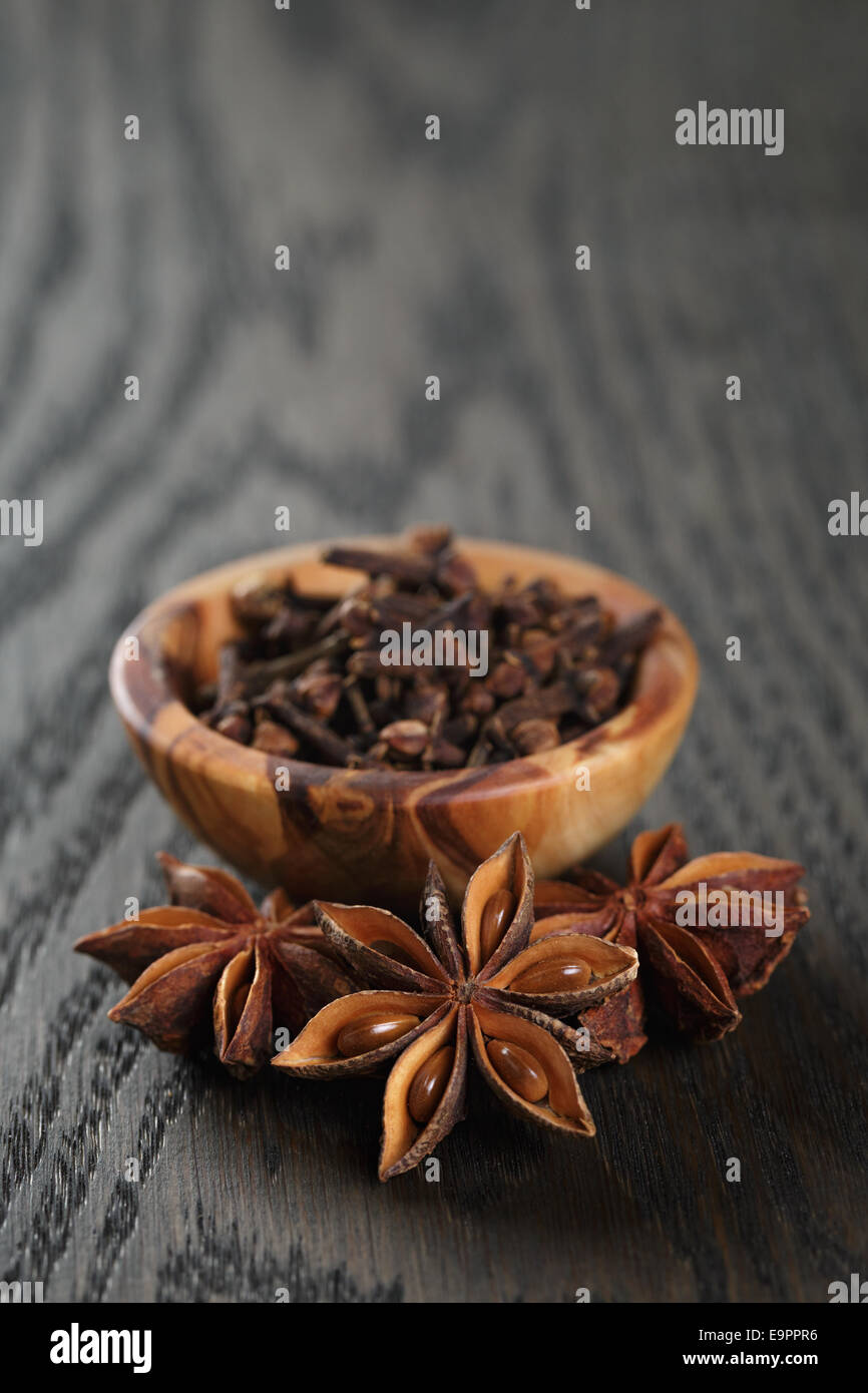 Les étoiles d'anis et de girofle sur table en chêne, épices de Noël Banque D'Images
