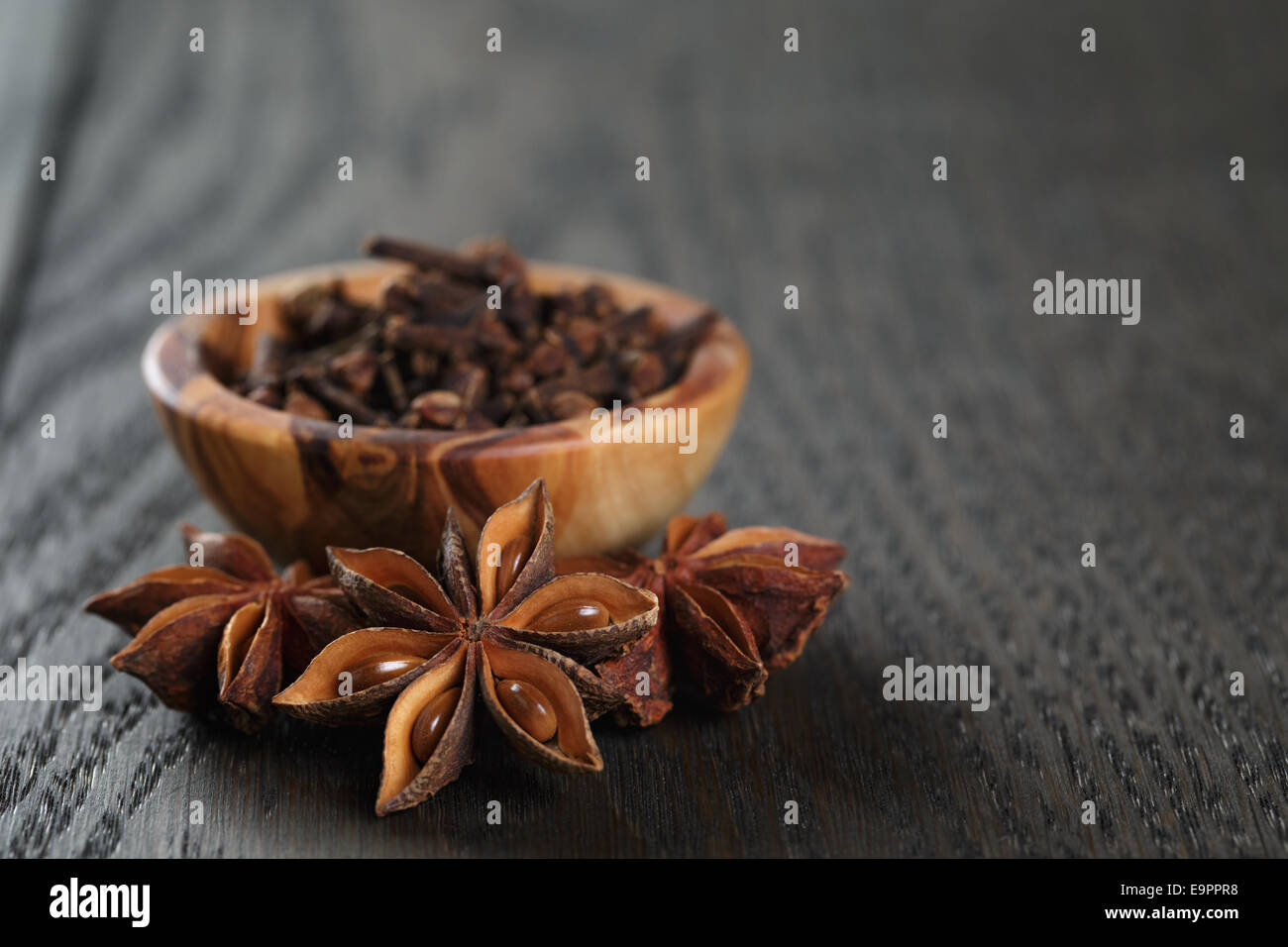 Les étoiles d'anis et de girofle sur table en chêne, épices de Noël Banque D'Images