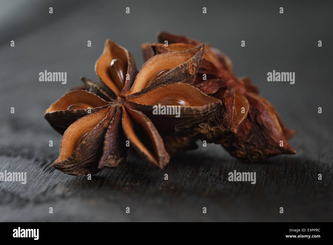 Les étoiles d'anis sur la vieille table en chêne, style rustique Banque D'Images