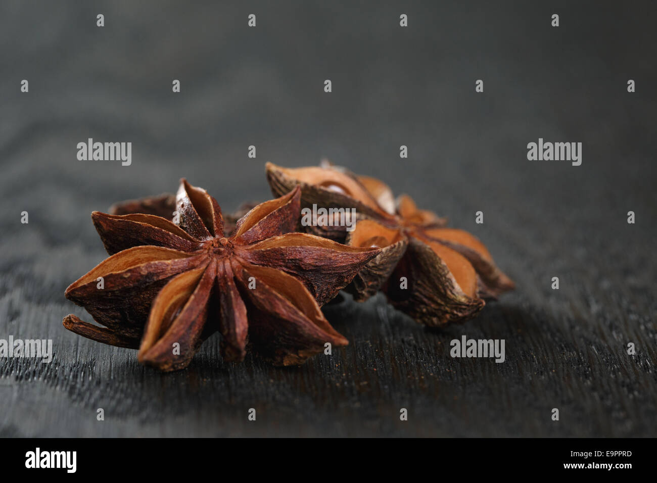 Les étoiles d'anis sur la vieille table en chêne, style rustique Banque D'Images