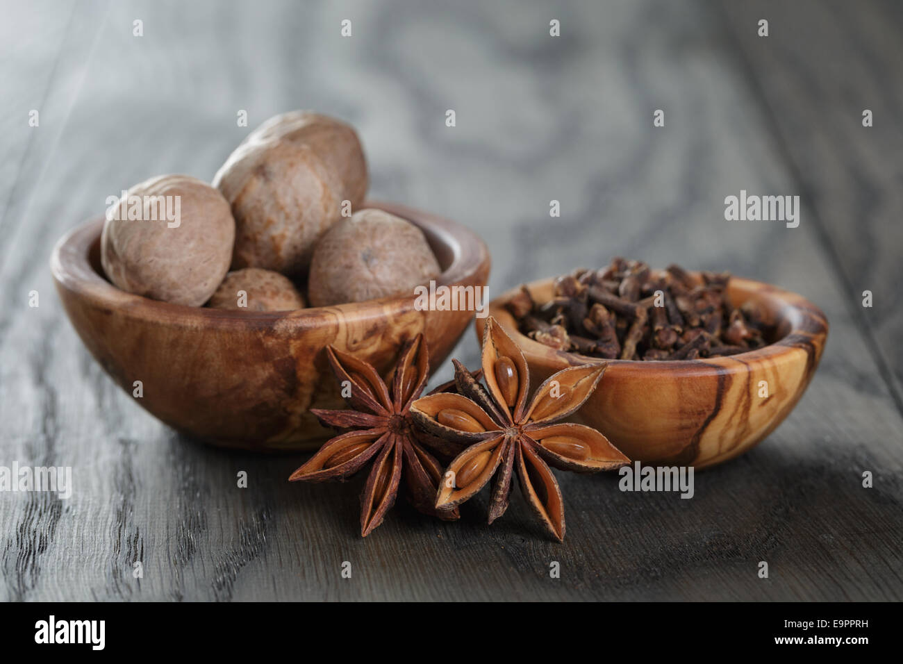 Les étoiles d'anis, de girofle et de muscade sur table en chêne, épices de Noël Banque D'Images