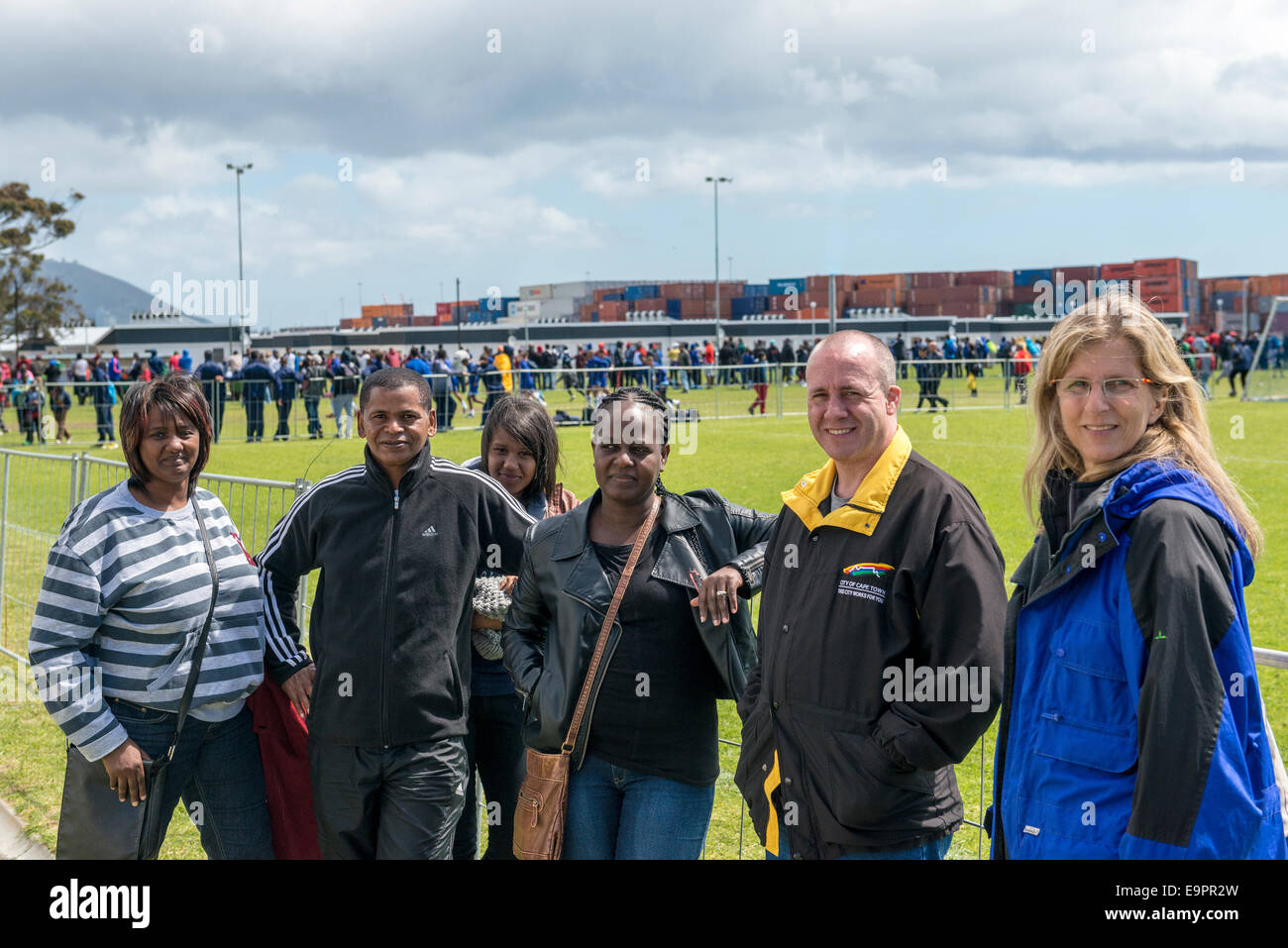Les parents des joueurs de football junior posant pour une photo, Cape Town, Afrique du Sud Banque D'Images