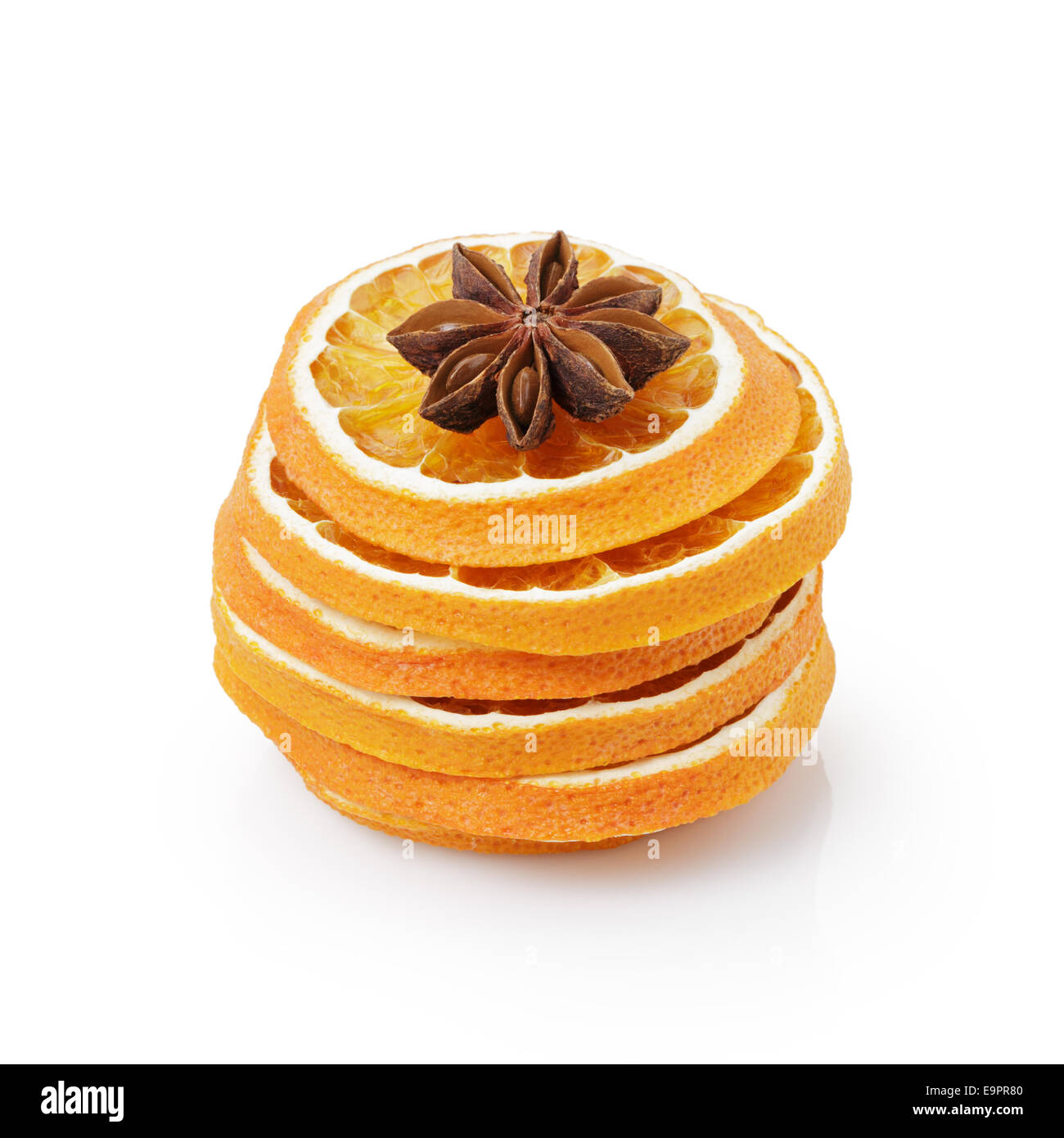 Tranches d'orange séchée à l'anis étoile, isolated on white Banque D'Images