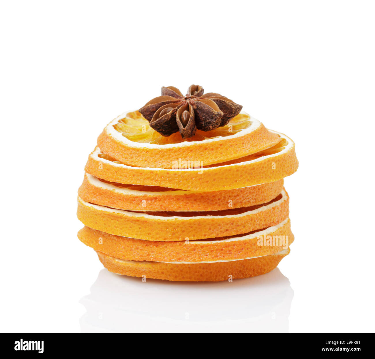 Tranches d'orange séchée à l'anis étoile, isolated on white Banque D'Images