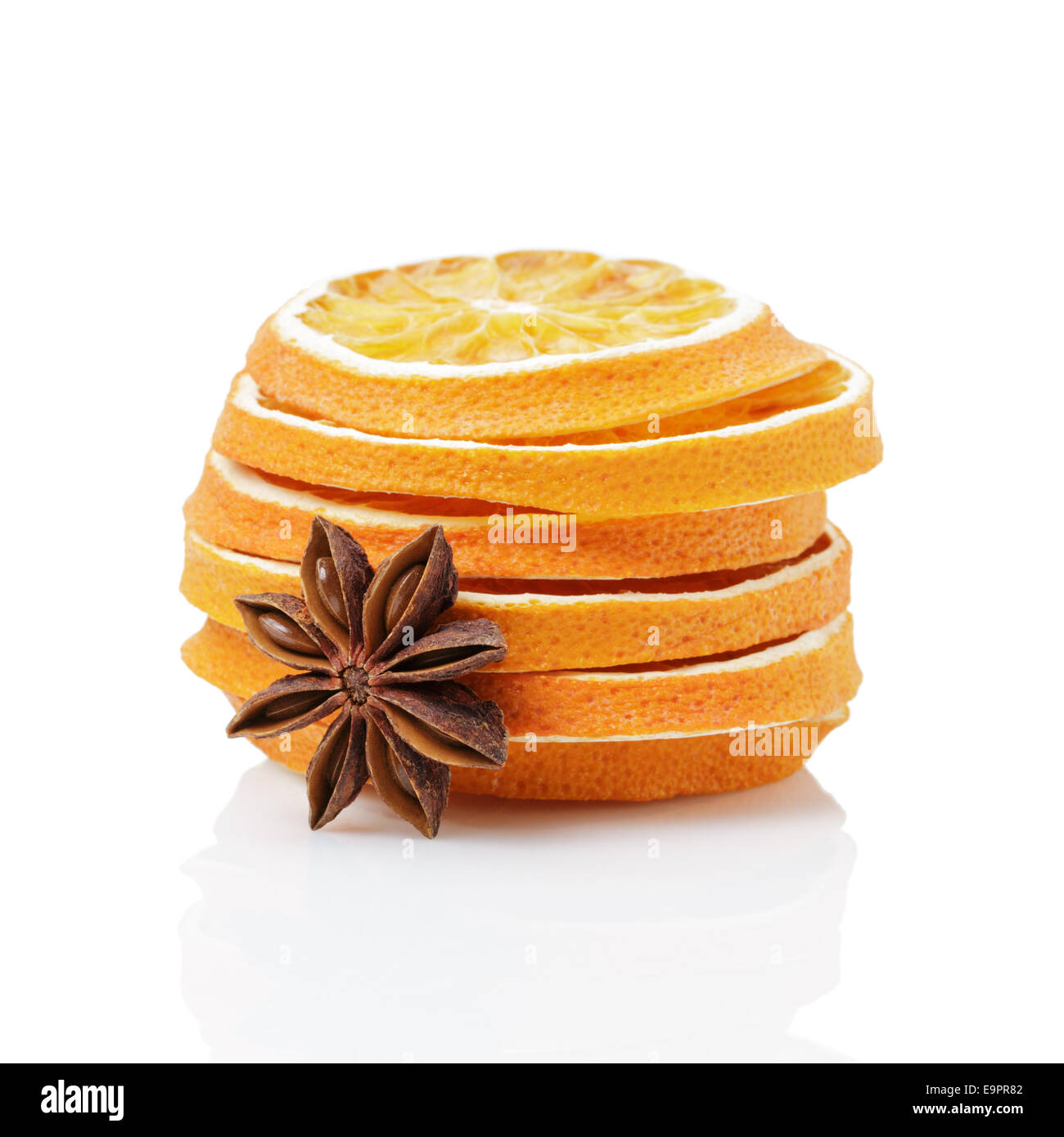 Tranches d'orange séchée à l'anis étoile, isolated on white Banque D'Images