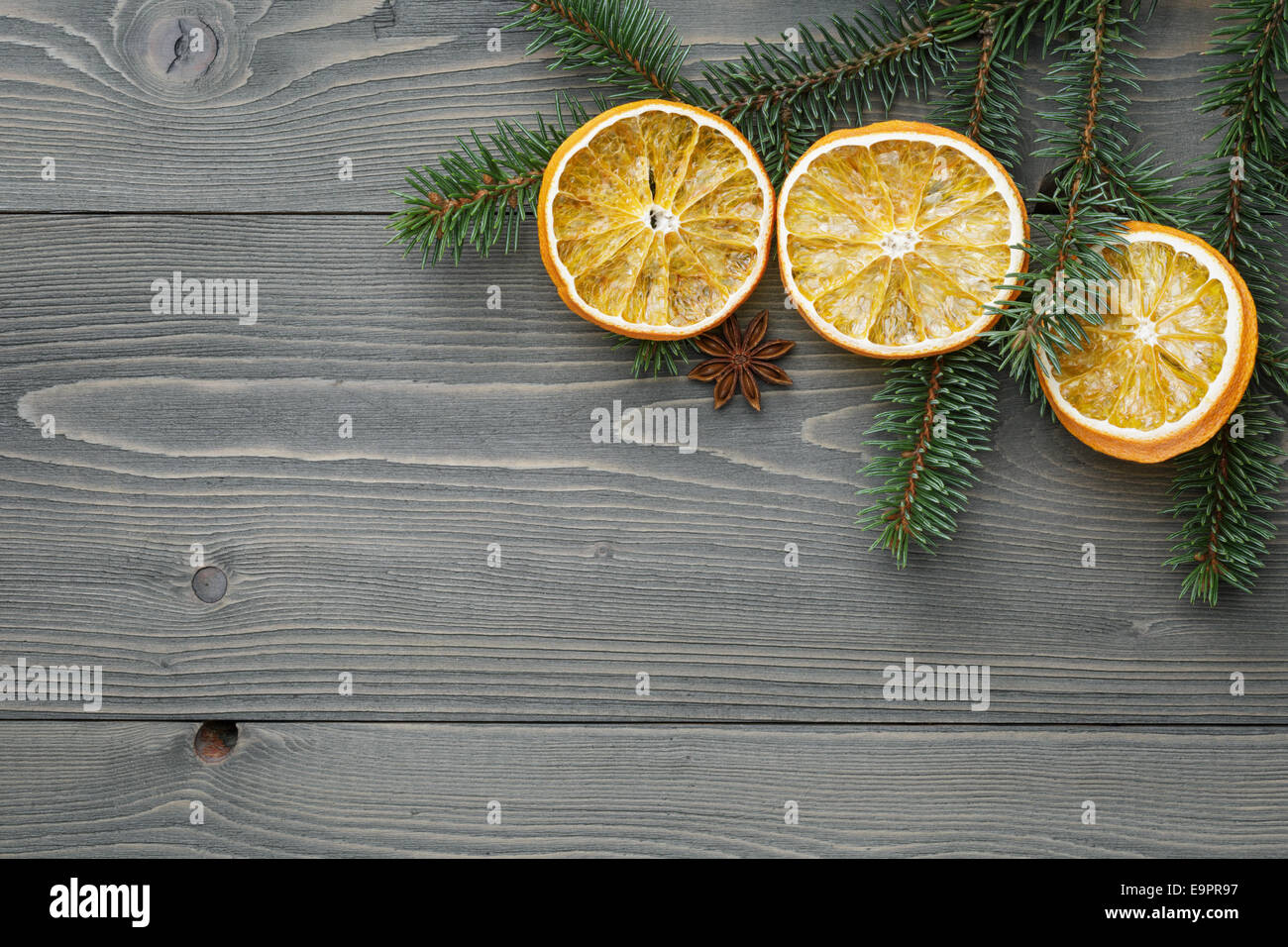 Rameau de chêne séché avec des tranches d'orange et d'anis, fond de Noël Banque D'Images