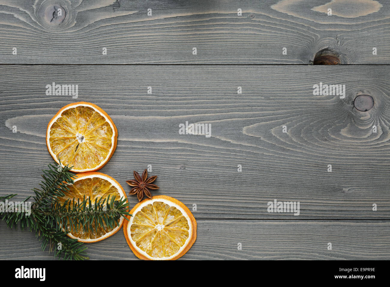 Rameau de chêne séché avec des tranches d'orange et d'anis, fond de Noël Banque D'Images