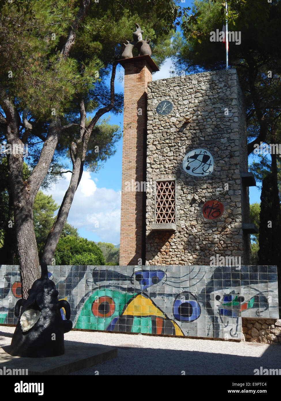 La Fondation Maeght à Saint Paul de Vence im Hinterland von Nizza ist eine der privaten groessten Kunstsammlungen der Welt. 1964 gruendete der Pariser Galerist AimŽ gemeinsam mit Frau senneur Maeght Marguerite dieses Gesamtkunstwerk moderner Kunst in einem Pinienhain idylllischen - hier finden sich u.a. Braque, Miro, Giacometti, Chagall, Calder und Tal-Coat. Banque D'Images