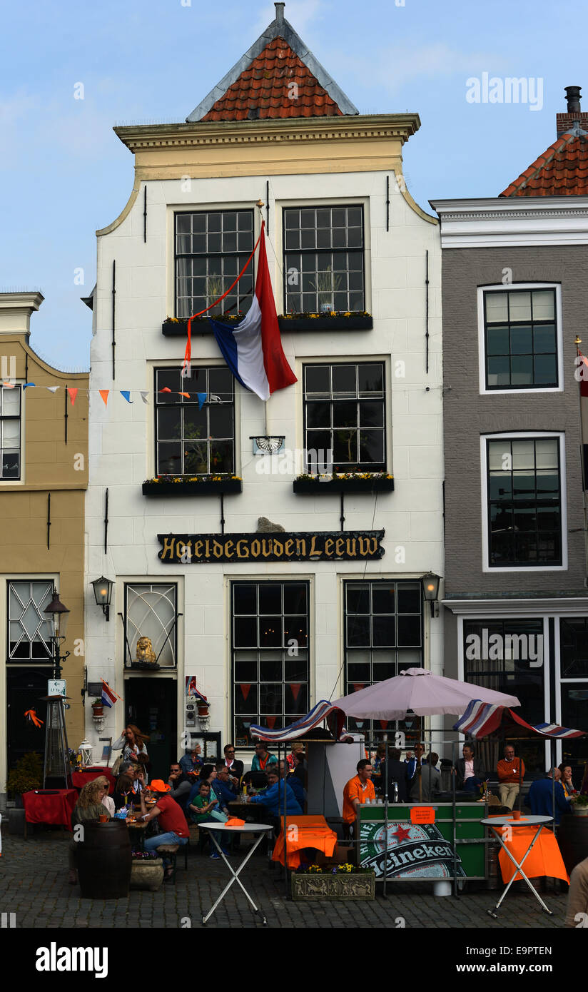 Mit einer der niederländischen Flagge geschmückte Gasthof 'Hôtel de Gouden Leeuw' dans auf der Insel Goedereede Goeree-Overflakkee, mit einem Bierstand vor der Tür, aufgenommen am 26.04.2014. Foto : Thomas Muncke Banque D'Images