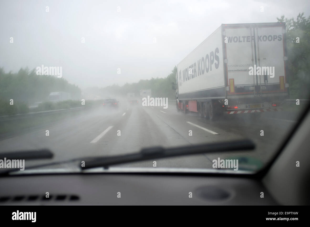 Passant un camion en roulant dans de fortes pluies sur l'autoroute A9 au sud de Munich, Allemagne. Banque D'Images