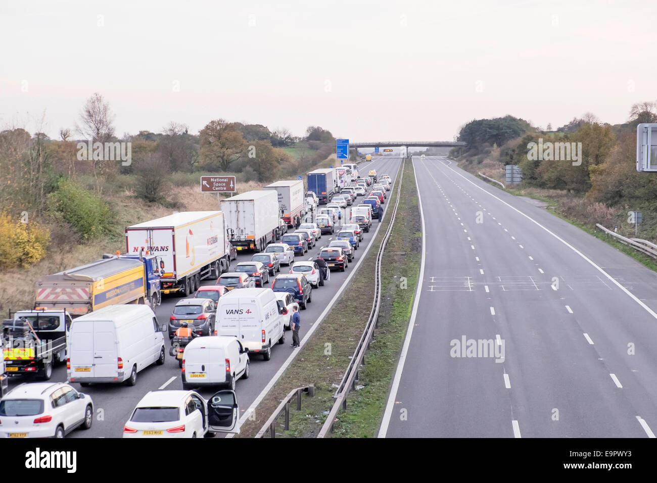 M1 Leicester North Junction, Leicestershire, UK. 31 octobre, 2014. Le M1 a été fermé par la police dans les deux sens cet après-midi en raison du risque d'un suicide potentiel sauter de l'un des ponts près de l'Leicester North Junction, sortie 22, avec l'A50 près de Coalville. Credit : Bill Allsopp/Alamy Live News Banque D'Images