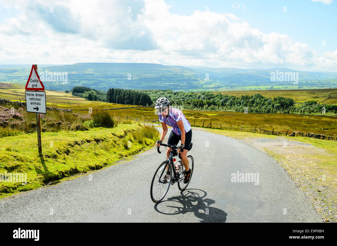 Randonnées cycliste féminin dans la Lande Détecteurs Redmire Yorkshire Dales Banque D'Images Randonnées cycliste féminin dans la Lande Détecteurs Redmire Yorkshire Dales Banque D'Images