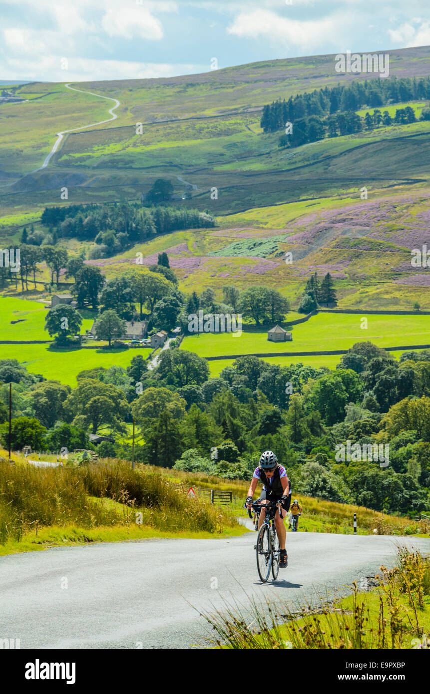 L'ascension de la cycliste féminin Stang dans le Yorkshire Dales Banque D'Images L'ascension de la cycliste féminin Stang dans le Yorkshire Dales Banque D'Images