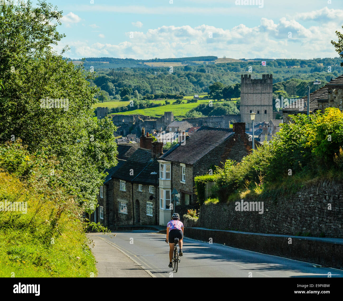 Cycliste en ordre décroissant dans Richmond North Yorkshire Banque D'Images Cycliste en ordre décroissant dans Richmond North Yorkshire Banque D'Images