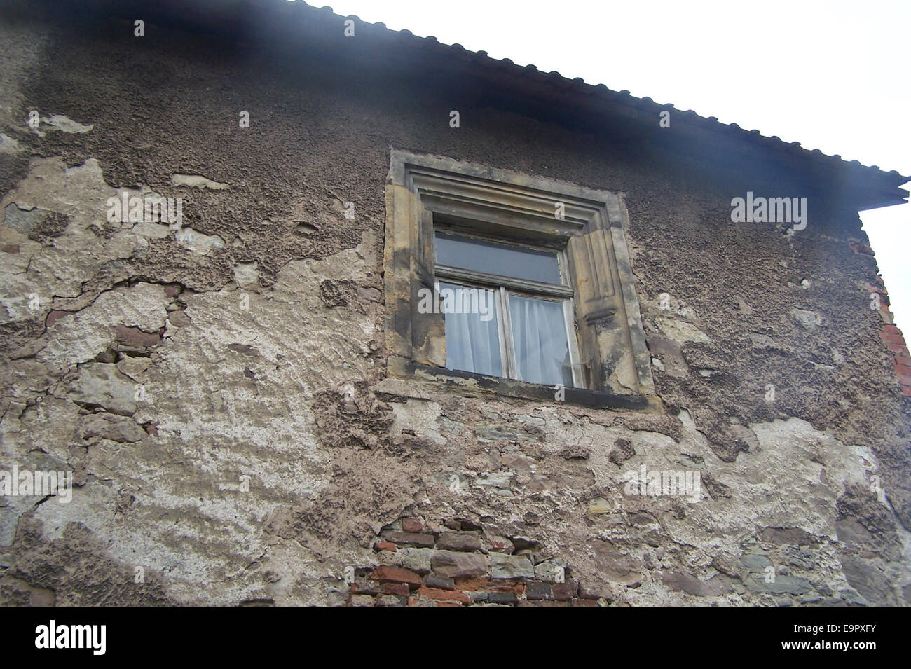 Un dessin architectural de GTH représentant la façade nord et la fenêtre ouest de l'étage supérieur du Kemenate à Mechterstädt, mettant l'accent sur les éléments structurels. Banque D'Images