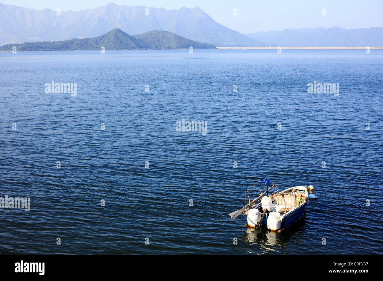 Le bateau reste sur une mer calme Banque D'Images