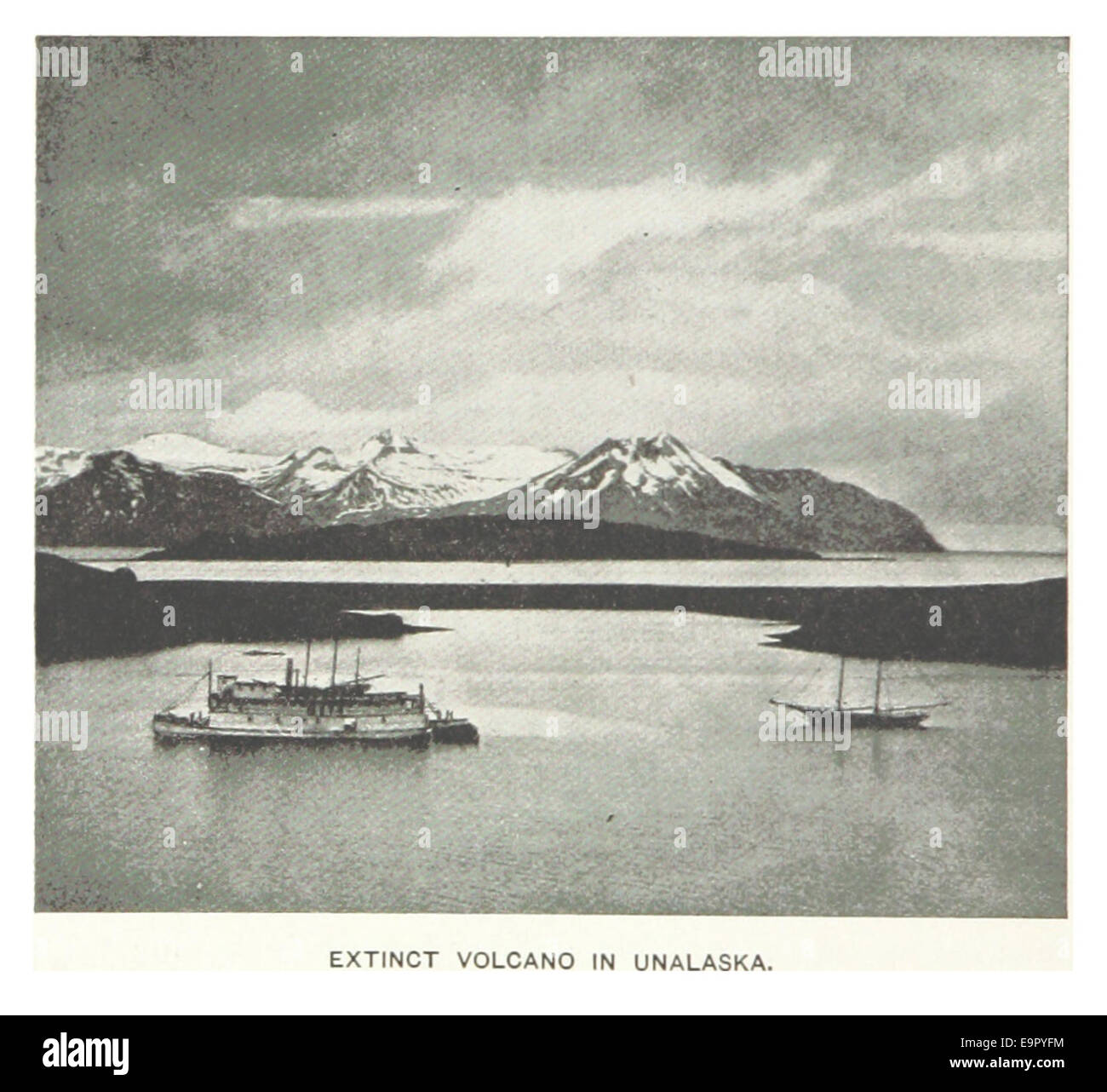 Cette illustration réalisée en 1899 par Hitchcock montre un volcan éteint dans l'Unalaska, documentant les caractéristiques géologiques et l'histoire volcanique de la région. Banque D'Images