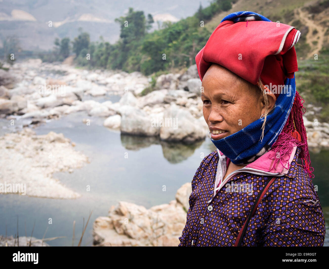 Femme de la minorité Dao rouge portant une coiffe traditionnelle près de Ban Ho village de Sapa District, Lao Cai, Vietnam. Banque D'Images