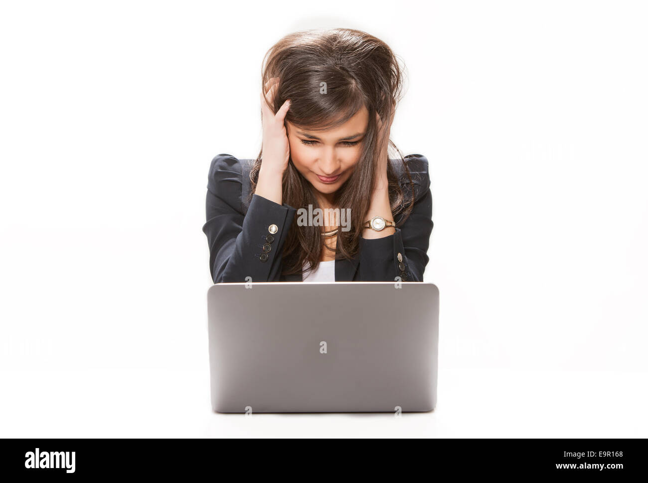 Les jeunes entreprises désespérées woman working on laptop Banque D'Images