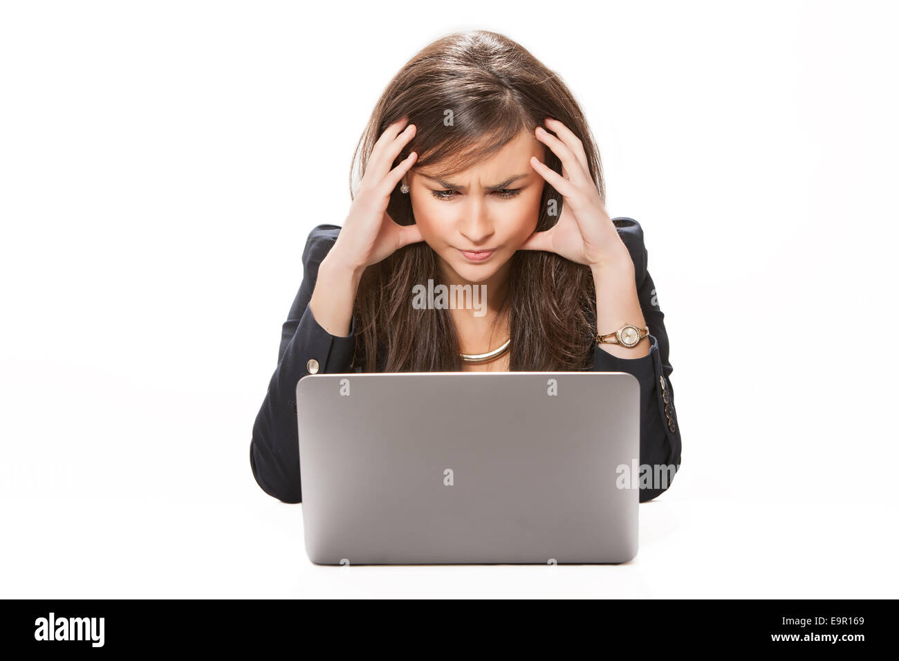 Les jeunes entreprises désespérées woman working on laptop Banque D'Images