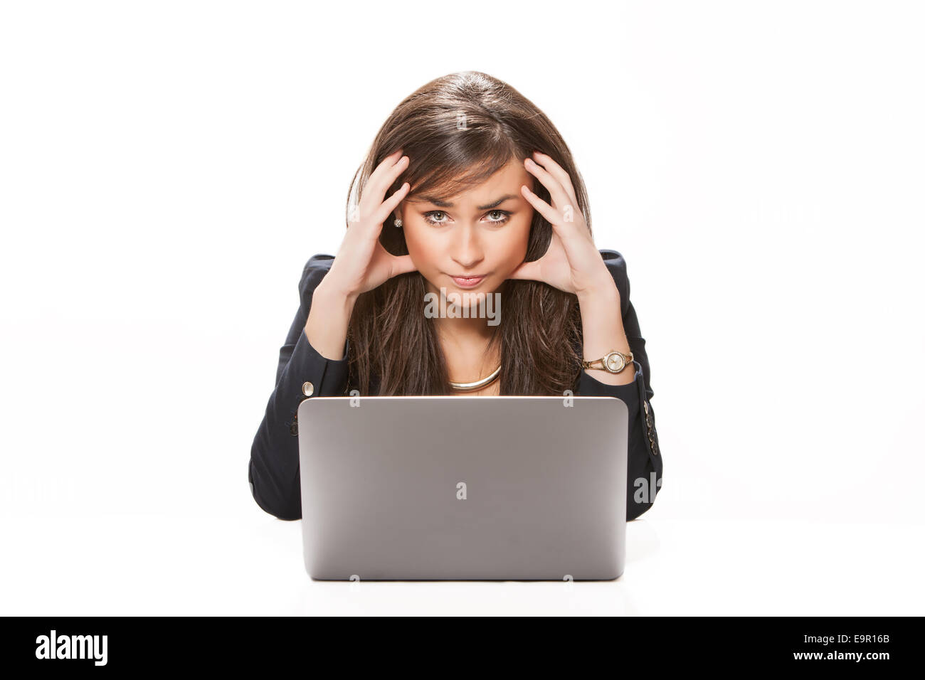 Les jeunes entreprises désespérées woman working on laptop Banque D'Images
