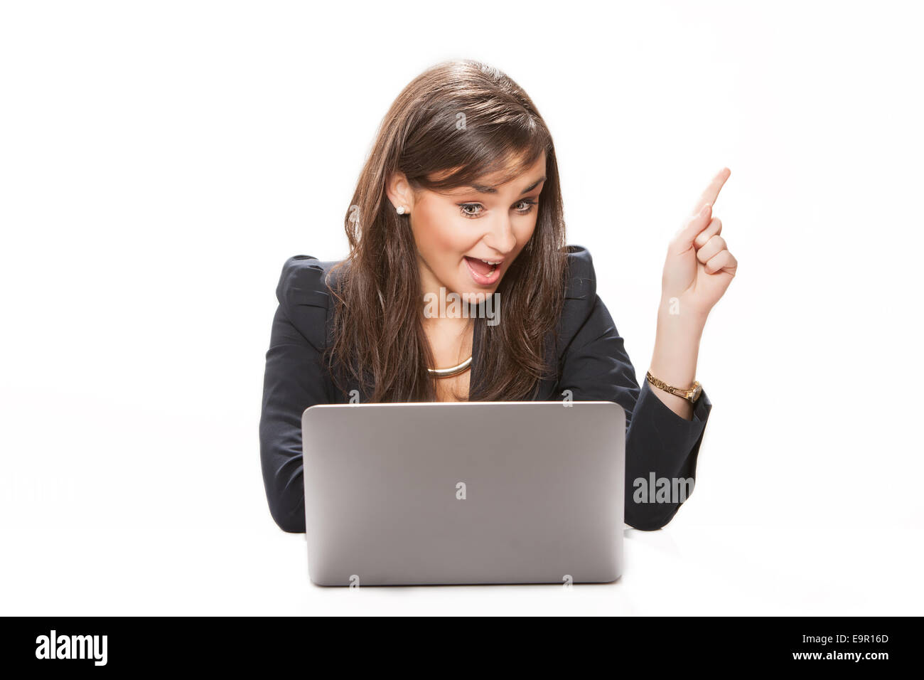 Young happy business woman working on laptop avec une idée et une solution. Banque D'Images