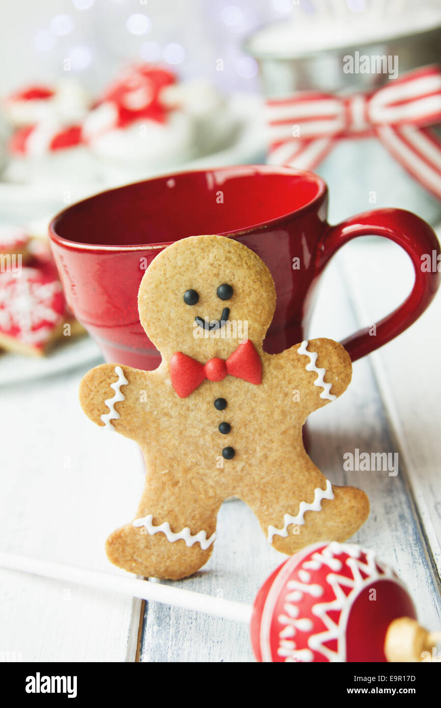 Gingerbread Man et red mug Banque D'Images