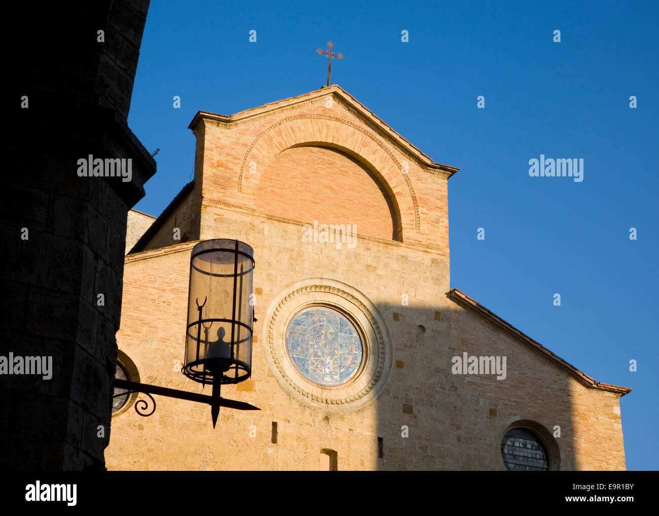 San Gimignano, Toscane, Italie. Façade de la Collégiale de Santa Maria Assunta, la Piazza del Duomo. Banque D'Images