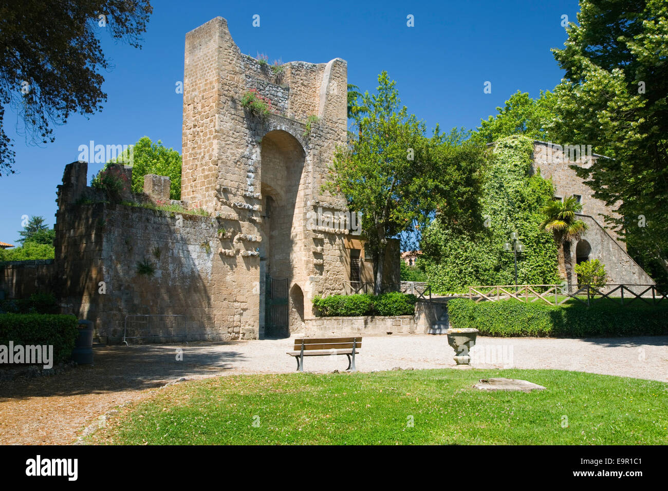 Orvieto, Ombrie, Italie. L'entrée en pierre imposant de la paisible Giardini Comunali. Banque D'Images