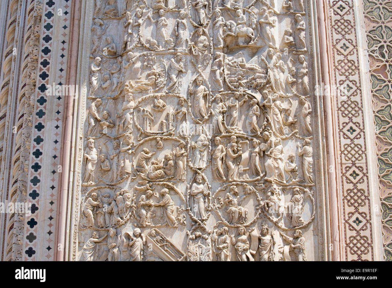 Orvieto, Ombrie, Italie. Bas-relief représentant l'arbre de Jessé et scènes de l'Ancien Testament sur la façade de la cathédrale. Banque D'Images